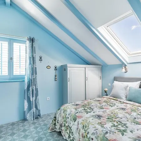 Blue Dreams In The Old Town With A Sea View *