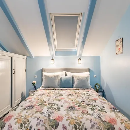 Blue Dreams In The Old Town With A Sea View *